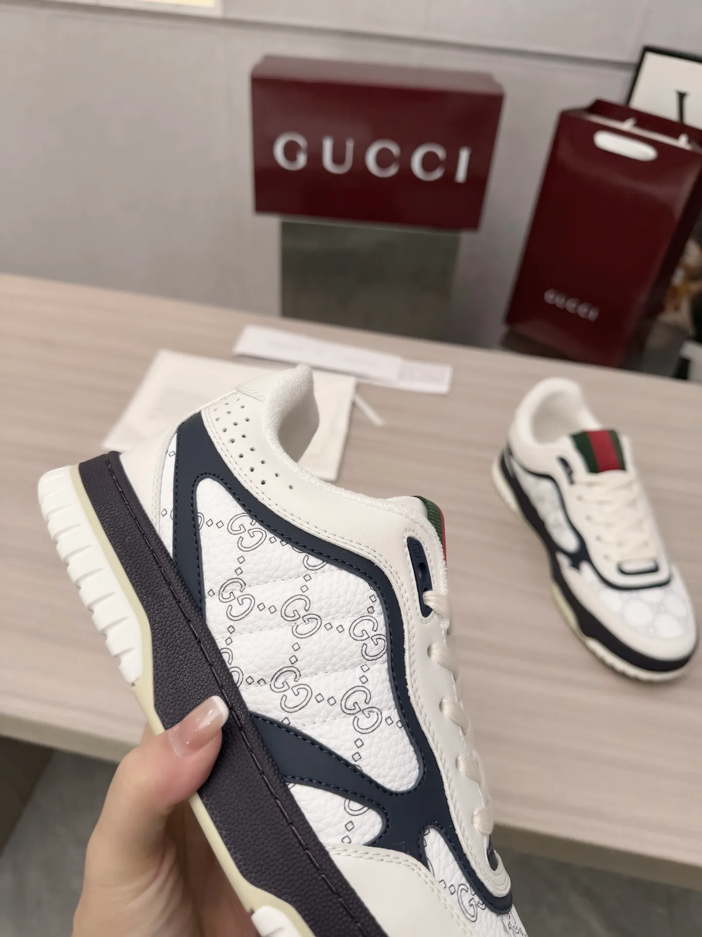 [G Home] P: 600💰 Couple size: Female 35-40. Male 39-44 (45 custom-made) 🆕2025.GUCC Gucci original order quality The latest popular high and low top aged couple sneakers series shipped original purchase development and production, this high and low top sneakers adopt a basketball-style silhouette design, cleverly integrated with hollow panels and distressed effects, showing unique ingenuity. The ingenuity incorporates brand logo details such as interlocking Double G styling accessories and Gucci lettering, a low-key tribute to the brand's design heritage. Exquisite packaging at the delivery counter 🛍📦 ▪️ Fabric: Original customized imported first-layer cowhide ▪️ Inner lining: Imported first-layer cowhide ▪️ Sole: Original molded two-color TPU sole ▪️ Sole thickness: 3cm
